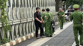 Tìm kiếm nam thanh niên ngã xe máy rơi xuống sông mất tích