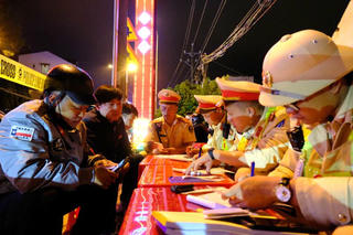 Tổ Công tác Bộ Công an phối hợp với Công an Lâm Đồng đặt chốt kiểm tra vi phạm nồng độ cồn 
