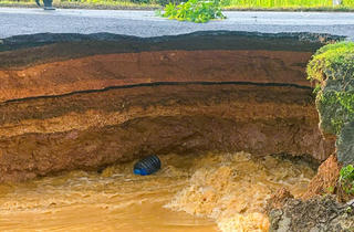 Sạt lở tạo hố sâu nguy cơ chia cắt tỉnh lộ 721