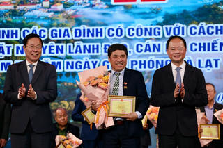 Tôn vinh các gia đình có công với cách mạng nhân kỷ niệm 50 năm giải phóng Đà Lạt