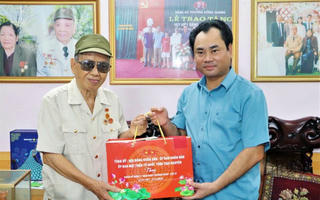 Lãnh đạo tỉnh Thái Nguyên thăm, tặng quà các gia đình có công với cách mạng