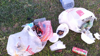 Ô nhiễm rác ở bãi đất dưới chân cầu Vĩnh Tuy