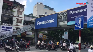 Bất chấp nguy hiểm, hàng loạt người dân vẫn băng qua đường dù cạnh đó là cầu vượt bộ hành