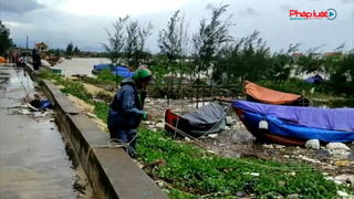 Đi sâu vào đất liền, bão số 13 đã gây thiệt hại tại nhiều tỉnh, thành phố miền Trung