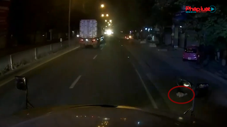 Thót tim cảnh em bé bò ra giữa đường quốc lộ trong đêm