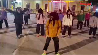 Đầu đội khăn, chân đi dép tổ ong diễn văn nghệ, nhóm nữ sinh khiến dân tình cười “lăn lộn“