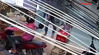 Bé gái khóc thét vì bị người lạ xoa đầu rồi cướp điện thoại