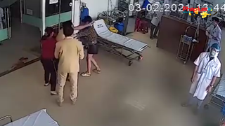 Bệnh nhân đánh bác sĩ khi bị nhắc nhở đeo khẩu trang 