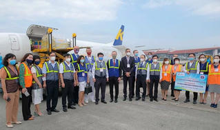 Hơn 97.000 liều vắc xin phòng COVID-19 của Pfizer/BioNtech đầu tiên đã về Việt Nam