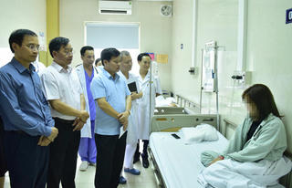 Phó Chủ tịch UBND Tp Hà Nội thăm bệnh nhân lễ hội âm nhạc Hồ Tây thì có gì sai?