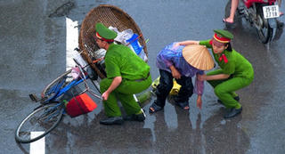 Đừng quên lời Bác Hồ dạy, “đối với nhân dân phải kính trọng và lễ phép“