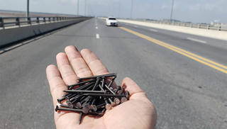 Rải đinh trên đường: Tội ác lớn nhưng trừng phạt nhẹ