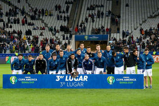 Messi quá kiêu ngạo khi không lên bục nhận huy chương?