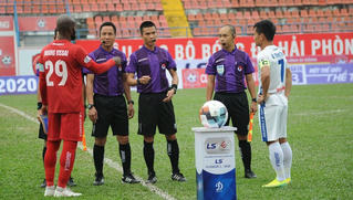 Bóng ngừng lăn, trọng tài... bán hàng online mưu sinh?