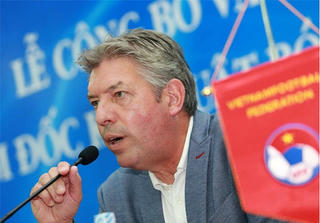 Cựu GĐKT VFF sắp về với Viettel?