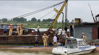  Trục vớt tàu bị chìm trên sông Đuống