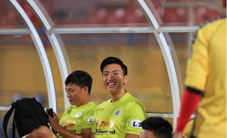 Văn Hậu khởi động trở lại trên sân Hàng Đẫy