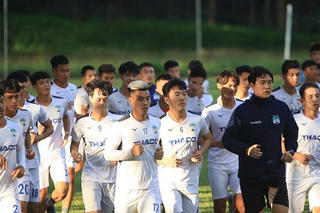 Vì sao thương hiệu CLB bóng đá Việt cứ mong manh như nến trước gió?