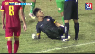 Án phạt cho thủ môn ăn mừng khiêu khích trọng tài