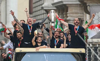  Italia mang cúp vô địch về nhà
