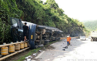 Tài xế thoát nạn thần kỳ khi va vào hệ thống rào chắn bánh xoay 