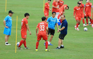 Hậu vệ Nguyễn Thành Chung phải tập riêng cùng Minh Vương
