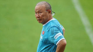 Thầy Park luyện quân dưới mưa