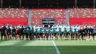 Đội tuyển Việt Nam tham quan sân đá bán kết với Thái Lan