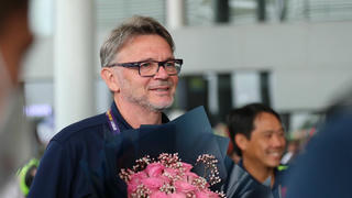 HLV Philippe Troussier: 'Chúng tôi gặp áp lực khá lớn về mục tiêu'