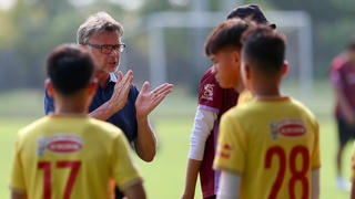 Ông Troussier chọn 20 cầu thủ dự SEA Games 32 