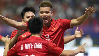 Thắng khó nhọc U22 Lào, ông Troussier vẫn tự tin sẽ vào bán kết