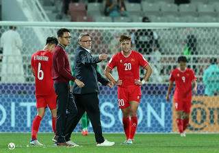 Ông Troussier nói gì với toàn đội sau khi sớm chia tay Asian Cup?