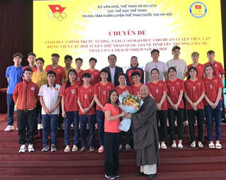 HLV Nguyễn Thị Vui lắng nghe lời yêu thương từ thầy Thích Nhuận Thanh