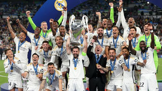 Real Madrid lần thứ 15 nâng cúp Champions League