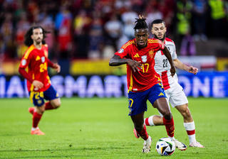 Tây Ban Nha thể hiện đẳng cấp vào tứ kết