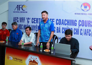 Lê Công Vinh học khóa chứng chỉ HLV C do Lê Huỳnh Đức dạy