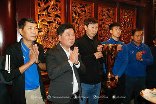 Đưa Cup vô địch AFF Cup 2024 đến báo công, tri ân tại Đền Hùng