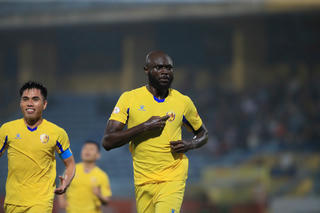 HLV Văn Sỹ Sơn bị đình chỉ 2 trận đấu