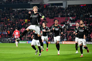 Arsenal vào tứ kết