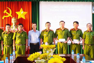 Chủ tịch huyện Tân Trụ (Long An): Thưởng nóng cho lực lượng phá án nhanh vụ hiếp dâm, cướp tài sản