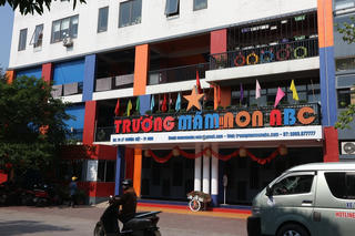 Bé gái bị trường mầm non đuổi học vì “thiếu học phí“