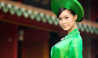 Công chúng ngán ngẩm vì những “lùm xùm” quanh hai chữ “hoa hậu”