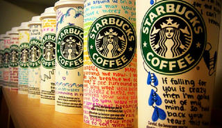 CEO Starbucks nhận lương 137 triệu USD