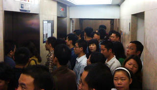 Dân chung cư “sợ vỡ mật” vì thang máy