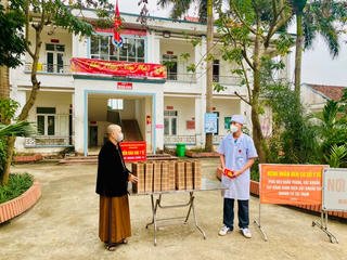 Vĩnh Phúc: Tặng quà Tết tuyến đầu chống dịch trên quê hương Trung Nguyên 