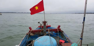 Đầu xuân theo chân ngư dân Nghệ An ra khơi “săn lộc”