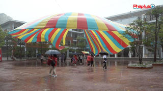 Thí sinh Hà Nội tiếp tục ngày thi thứ 2 trong mưa lớn