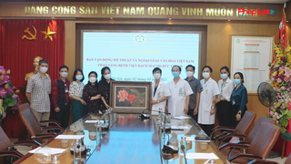 106 bức tranh ý nghĩa trao tặng cho các y bác sĩ Bệnh viện Bạch Mai