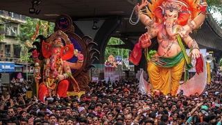 Hàng nghìn người Ấn Độ tiếp tục tham gia lễ hội bất chấp dịch COVID-19