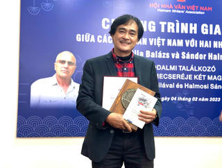 Bộn bề cuộc sống trong thơ Phan Hoàng